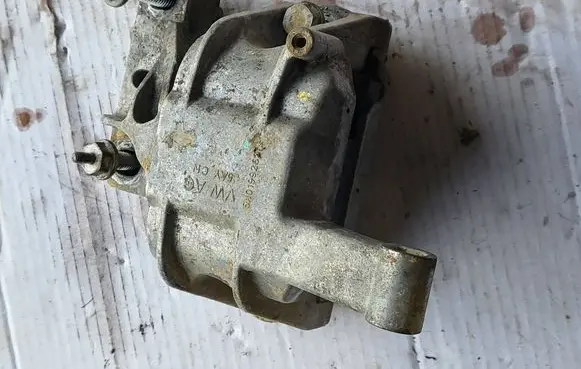 Engine mount bracket