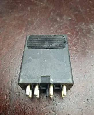 Mercedes-Benz E W124 Fuel pump relay 0065458732 05999610