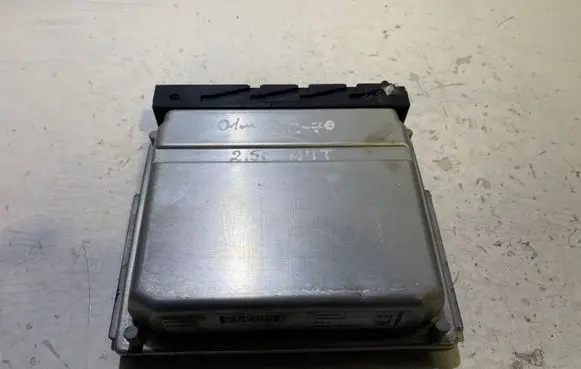 Volvo XC70 Engine control unit/module 0261206828