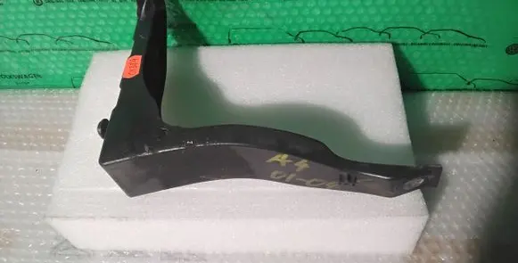 Audi A4 S4 B6 8E 8H Front splash guards bracket 8E0121138B