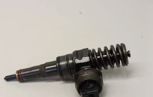 Volkswagen Golf IV Fuel injector 038130073AL