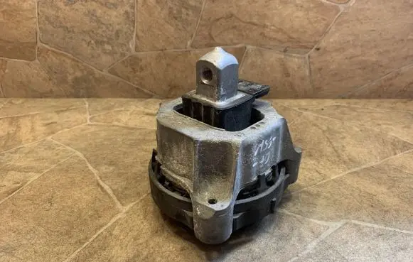 BMW 5 G30 G31 Engine mount bracket 6860487