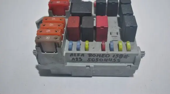 Alfa Romeo 159 Fuse module 50504455