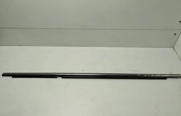 Toyota Avensis T270 Front door glass trim molding 