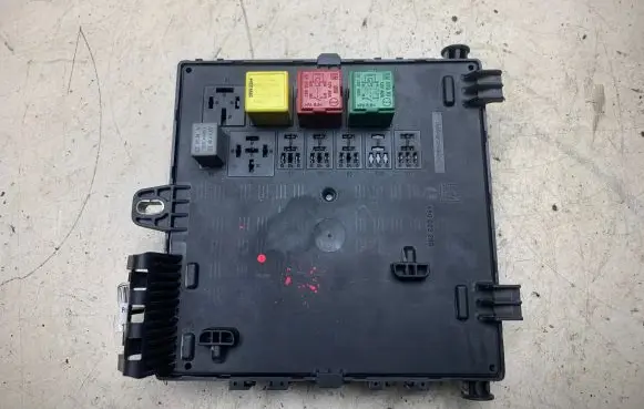 Opel Signum Fuse module 13112914 00103805 519049027