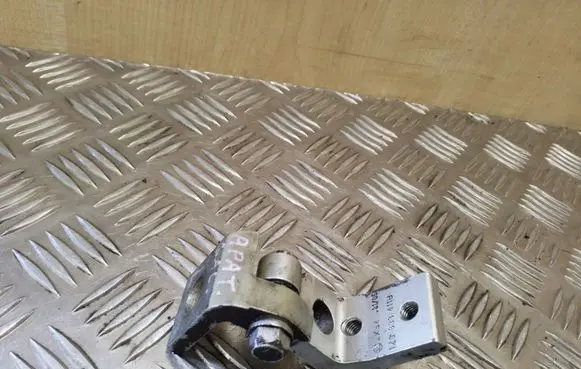 Skoda Octavia Mk2 (1Z) Rear door lower hinge 1Z0833411B