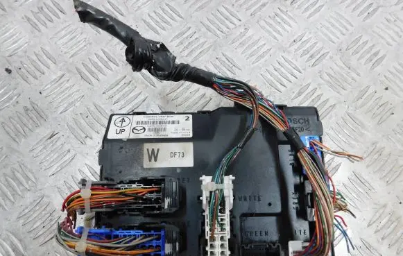 Mazda 2 Gateway control module D65267560E 040007908101 F005V00714
