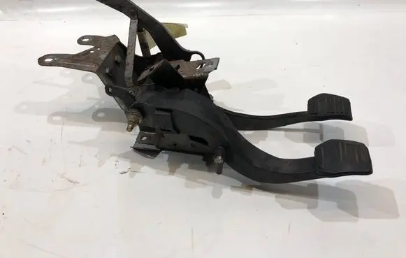 Ford Mondeo Mk III Pedal assembly 1s712450