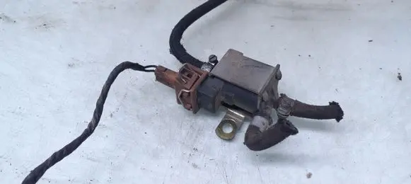 Volkswagen PASSAT B4 Vacuum valve 028906283F