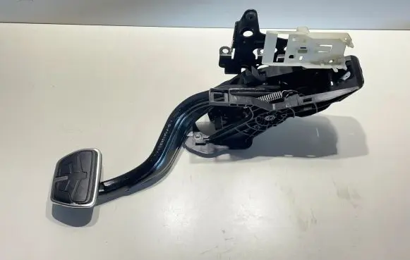BMW 8 G15 Brake pedal 687428505