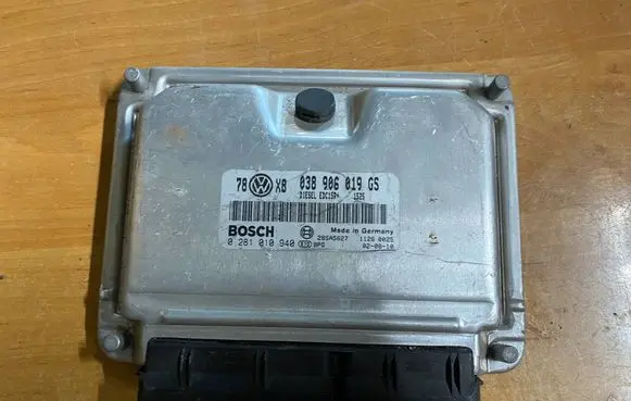 Volkswagen PASSAT B5 Engine control unit/module 038906019GS 0281010940 28SA5627