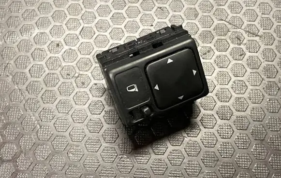 Nissan X-Trail T30 Wing mirror switch 050128