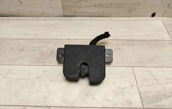 Volkswagen PASSAT B5.5 Tailgate/trunk/boot lock/catch/latch 
