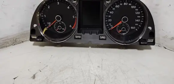 Volkswagen PASSAT B7 Speedometer (instrument cluster) 3AA920970A