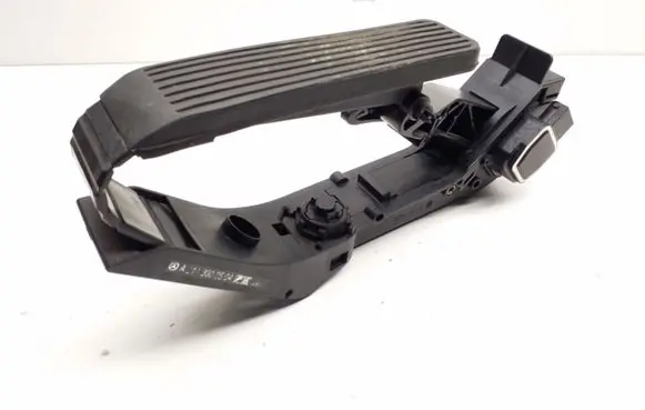 Mercedes-Benz CLS C219 Accelerator throttle pedal A2113000504