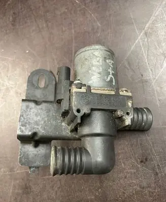 BMW 5 E39 Coolant heater control valve 8363805