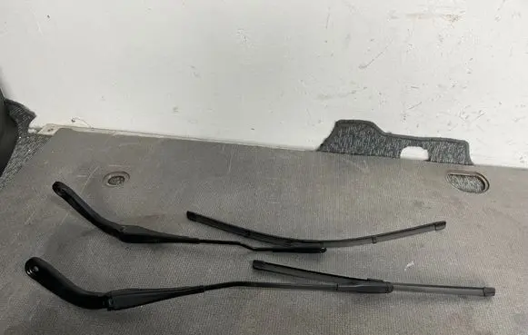 BMW 1 F20 F21 Front wiper blade arm 7239519 7239530