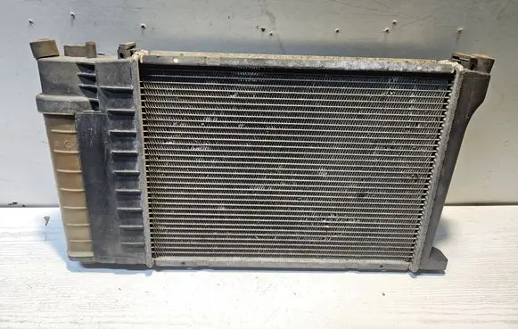 BMW 5 E34 Coolant radiator 17129710 17129829 17067207