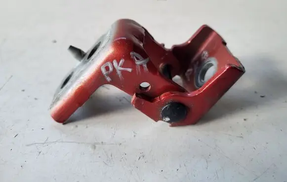 Peugeot 2008 I Front door lower hinge 