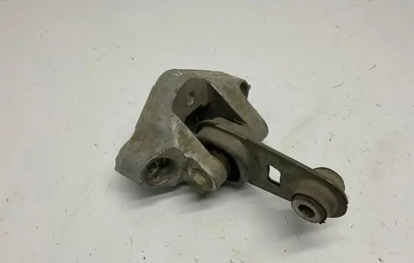 Nissan Qashqai Engine mount bracket 038172