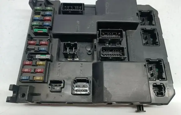 Peugeot 307 Fuse module 9651197680 9651196980