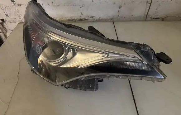 Toyota Avensis T270 Headlight/headlamp 