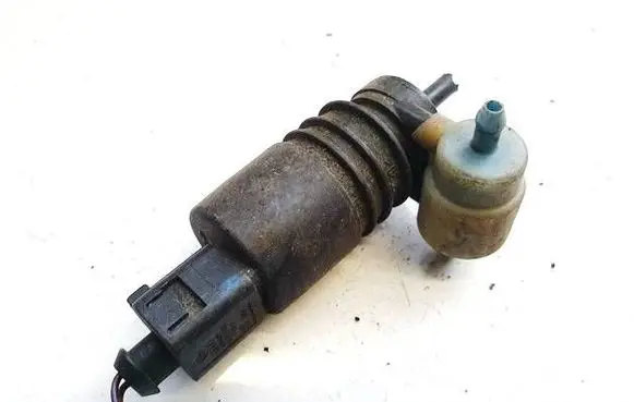 Volkswagen PASSAT B5 Windscreen/windshield washer pump 1j0973722