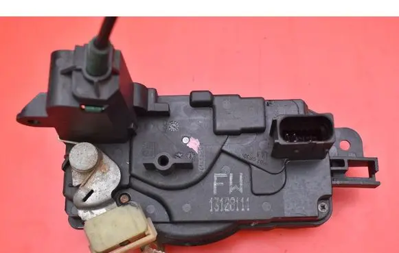 Opel Astra H Front door lock 13128111