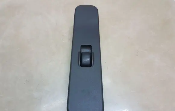 Mitsubishi Pajero Sport I Electric window control switch MR551008