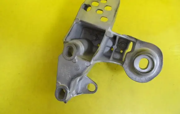 Audi A4 S4 B6 8E 8H Engine mounting bracket 8E0199351