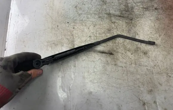 Rear wiper blade arm