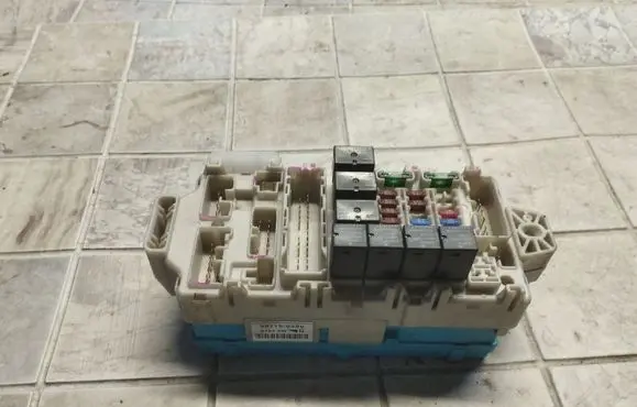 Mitsubishi Grandis Fuse module 1MR587655 21395B08DCFB