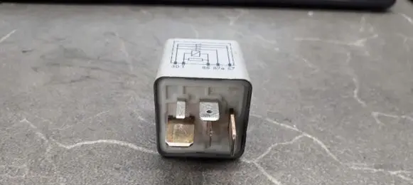 Audi A4 S4 B5 8D Fuel pump relay 4D0951253