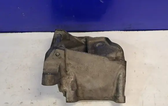 Volvo S60 Engine mounting bracket 6G926P096DD
