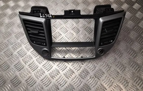 Hyundai Tucson TL Dash center air vent grill 84740D7100