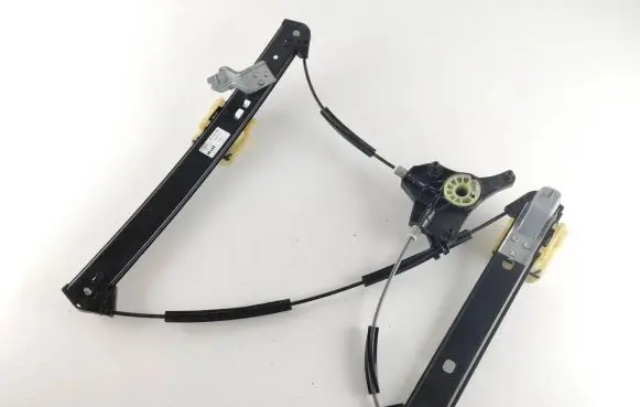 Rear window lifting mechanism without motor