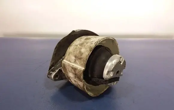 Engine mount vacuum valve