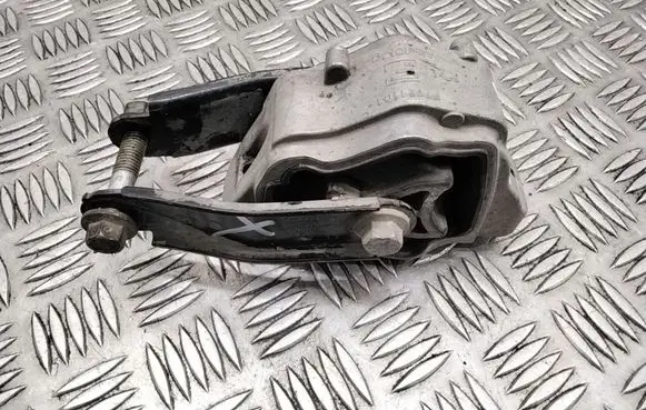 Volvo V70 Engine mount bracket 31330138 30671219