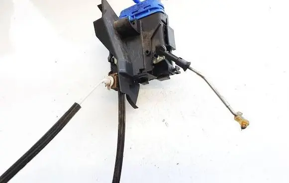 Audi A4 S4 B5 8D Rear door lock 8d0839015a