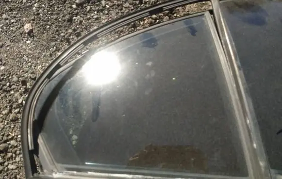 Rear vent window glass