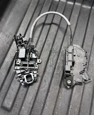 Volkswagen Touran III Front door lock 5TB837015A 517837811H A046465