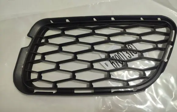 Maserati Quattroporte Front bumper lower grill 670013781