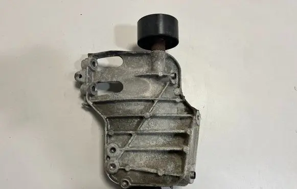 BMW 4 F32 F33 A/C compressor mount bracket 7585167