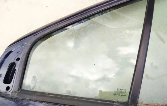 Renault Scenic I Front door vent window glass four-door 