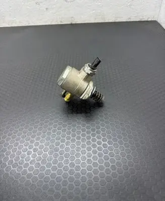 Volkswagen PASSAT B7 Fuel injection high pressure pump 03C127026P