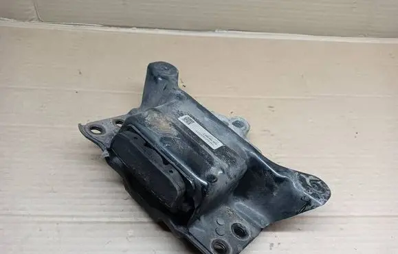 Volkswagen PASSAT B8 Engine mount bracket 5Q0199555T 15032017