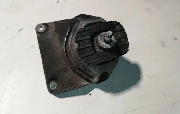 BMW 5 E60 E61 Engine mount bracket 6774619