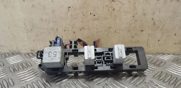 Volkswagen PASSAT CC Relay mounting block 1K2937503A