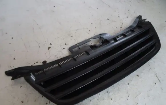 Volkswagen Touran I Front bumper upper radiator grill