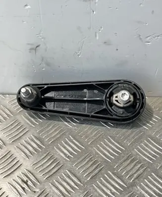 Engine mounting bracket